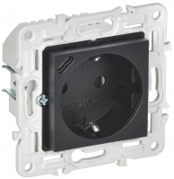 IEK SKANDY Черный Розетка с/з с защитными шторками 16А с USB C 18Вт SK-R17Bl SK-R14-16-U14-018-K02 фото