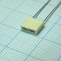 R82EC2330DQ50J Конденсатор металлоплёночный полиэтилентерефталатный 0.033мкФ 100В ±5% (7.2х2.5х6.5мм) шаг выводов 5мм 105°С автомобильного применения KEMET pe329922 фото